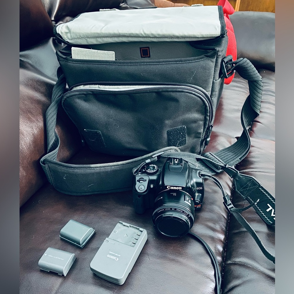 Canon camera, 3 batteries, standard lense and camera case